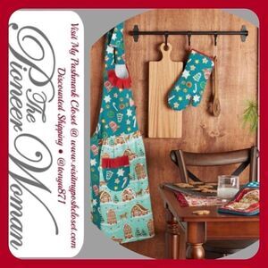 🦋 2022 🦋 New Pioneer Woman Gingerbread Apron, Pot Holder, And Oven Mitt Set
